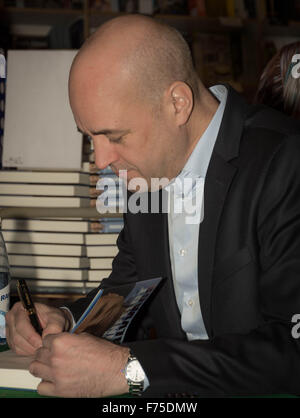 Malmö, Suède. 25Th Nov, 2015. Fredrik Reinfeldt signant son livre. L'ancien Premier ministre suédois Fredrik Reinfeldt, qui a démissionné après avoir perdu l'élection de l'an dernier, vient de publier ses mémoires 'Halvvägs» où il décrit ses expériences personnelles et politiques d'être à l'honneur de la Suède au cours des trente dernières années. © Tommy Lindholm/Pacific Press/Alamy Live News Banque D'Images