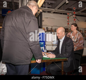 Malmö, Suède. 25Th Nov, 2015. Fredrik Reinfeldt signant son livre. L'ancien Premier ministre suédois Fredrik Reinfeldt, qui a démissionné après avoir perdu l'élection de l'an dernier, vient de publier ses mémoires 'Halvvägs» où il décrit ses expériences personnelles et politiques d'être à l'honneur de la Suède au cours des trente dernières années. © Tommy Lindholm/Pacific Press/Alamy Live News Banque D'Images