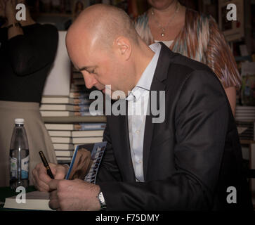 Malmö, Suède. 25Th Nov, 2015. Fredrik Reinfeldt signant son livre. L'ancien Premier ministre suédois Fredrik Reinfeldt, qui a démissionné après avoir perdu l'élection de l'an dernier, vient de publier ses mémoires 'Halvvägs» où il décrit ses expériences personnelles et politiques d'être à l'honneur de la Suède au cours des trente dernières années. © Tommy Lindholm/Pacific Press/Alamy Live News Banque D'Images