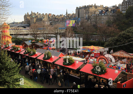 Édimbourg populaire marché de Noël, dans l'Est des jardins de Princes Street, en Ecosse, Royaume-Uni Banque D'Images