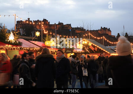 Marché de Noël à Édimbourg à l'Est des jardins de Princes Street, avec le château derrière, au crépuscule, en Ecosse, Royaume-Uni Banque D'Images