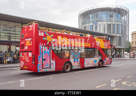 Car cabriolet près de la station de bus à Bath, Somerset, Angleterre Royaume-Uni UK Banque D'Images