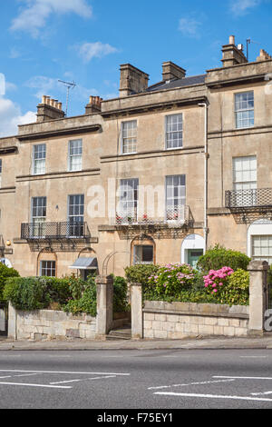 Maisons géorgiennes en terrasse sur Bathwick Hill à Bath, Somerset Angleterre Royaume-Uni Banque D'Images