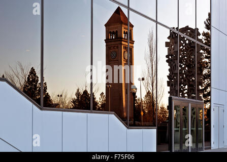 La tour de l'horloge de Spokane reflétant au coucher du soleil dans les vitres de la Convention Centre situé à Riverside Park, Spokane. Banque D'Images