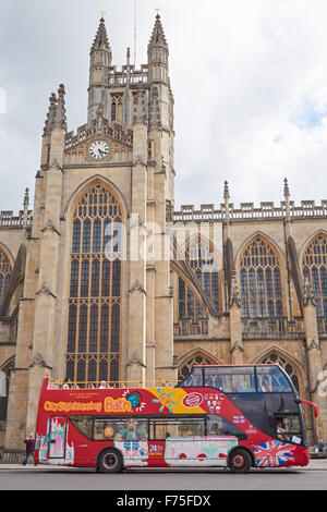 Open-top bus de tourisme près de l'abbaye de Bath à Bath, Somerset England Royaume-Uni UK Banque D'Images