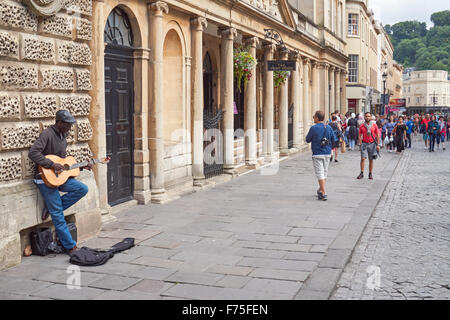 Busker sur Scall Street à Bath, Somerset Angleterre Royaume-Uni Banque D'Images