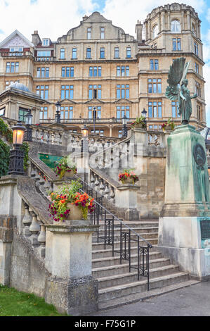 L'Hôtel Empire et entrée de la Parade Gardens à Bath, Somerset, Angleterre Royaume-Uni UK Banque D'Images