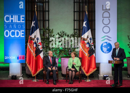 Santiago, Chili. 25Th Nov, 2015. Le Ministre des affaires étrangères du Chili, M. Heraldo Munoz(R) prononce un discours en présence de la présidente du Chili Michelle Bachelet (C) et le Secrétaire général de l'Organisation de coopération et de développement économiques (OCDE) Jose Angel Gurria lors d'une cérémonie au Palais de la Moneda à Santiago, capitale du Chili, le 25 novembre, 2015. © Jorge Villegas/Xinhua/Alamy Live News Banque D'Images