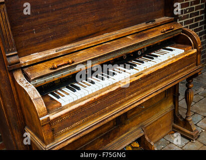 Vieux Piano et Piano Keys Banque D'Images