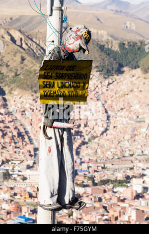Un lynché jusqu'effigie d'un Rateros, ou outilsi à La Paz. Ces avertissements sont du mannequin horrible pour les voleurs dans les zones exposées à la criminalité de ce que la communauté va faire pour les délinquants s'il est découvert. Banque D'Images