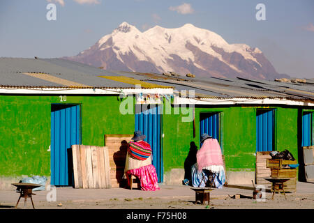Le pic de 6348 mètres Illimani (d'El Alto, La Paz, Bolivie. La Paz et El Alto sont cruellement d'eau et sera probablement la première capitale au monde qui devront être largement abandonnée en raison du manque d'eau. Il s'appuie fortement sur l'eau de fonte glaciaire de la Communauté andine, pics, mais comme le changement climatique provoque la fonte des glaciers, il est rapidement à court d'eau. Banque D'Images