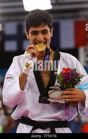 Aykhan Taghizade (AZE) célèbre après avoir reçu sa médaille d'or. Le Taekwondo Men's 68kg Finale. Salle en cristal. Baku2015. 1er jeux européens. Bakou. L'Azerbaïdjan. Le 17/06/2015. Banque D'Images