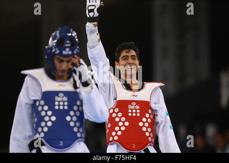 Aykhan Taghizade (AZE), droite, célèbre après avoir battu Joel Gonzalez Bonilla (ESP), à gauche. Le taekwondo. Salle en cristal. Baku2015. 1er jeux européens. Bakou. L'Azerbaïdjan. Le 17/06/2015. Banque D'Images