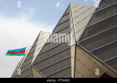 Une vue générale de l'extérieur de la salle en cristal, avec le drapeau de la place du drapeau national dans l'arrière-plan. Baku2015. 1er jeux européens. Bakou. L'Azerbaïdjan. Le 17/06/2015. Banque D'Images