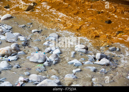 Une rivière pleine d'eau contaminée par les effluents des mines, le mélange avec les eaux usées brutes à La Paz, Bolivie. La Paz sera probablement la première capitale au monde qui devront être largement abandonnée en raison du manque d'eau. Il s'appuie fortement sur l'eau de fonte glaciaire de la Communauté andine, pics, mais comme le changement climatique provoque la fonte des glaciers, il est rapidement à court d'eau. Banque D'Images