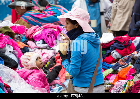 Une femme autochtone et de l'enfant à un marché de rue à El Alto, La Paz, Bolivie, Amérique du Sud. Banque D'Images