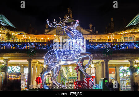 Londres, Royaume-Uni - 24 NOVEMBRE 2015 : les magnifiques lumières de Noël et décorations à Covent Garden à Londres, le 24 novembre 2015 Banque D'Images