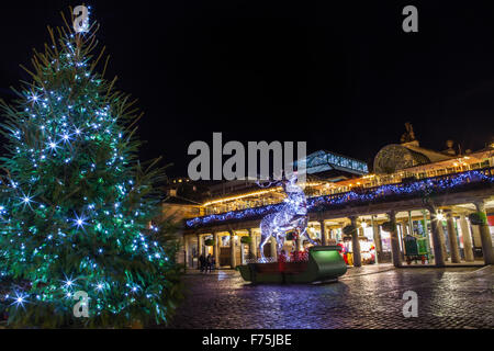 Londres, Royaume-Uni - 24 NOVEMBRE 2015 : les magnifiques lumières de Noël et décorations à Covent Garden à Londres, le 24 novembre 2015 Banque D'Images