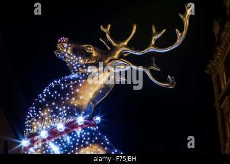 Londres, Royaume-Uni - 24 NOVEMBRE 2015 : la superbe renne de Noël et des décorations à Covent Garden à Londres, le 24 novembre 20 Banque D'Images