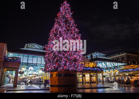 Londres, Royaume-Uni - 24 NOVEMBRE 2015 : le magnifique Arbre de Noël et des décorations à Covent Garden à Londres, le 24 novembre 2015. Banque D'Images