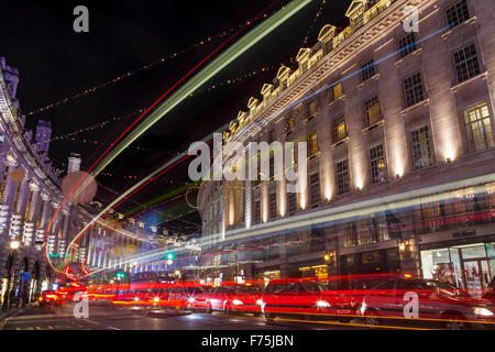 Londres, Royaume-Uni - 24 NOVEMBRE 2015 : les belles lumières de Noël sur Regent Street à Londres, le 24 novembre 2015. Banque D'Images