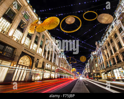 Londres, Royaume-Uni - 24 NOVEMBRE 2015 : les magnifiques lumières de Noël sur Regent Street à Londres, le 24 novembre 2015. Banque D'Images