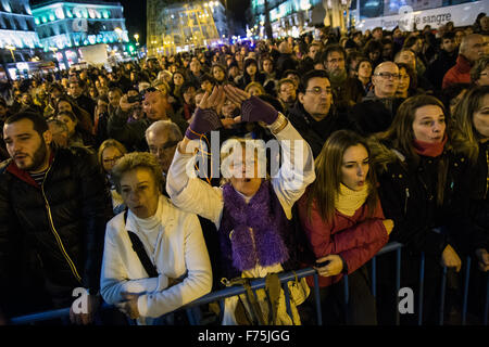 Madrid, Espagne. 25Th Nov, 2015. Une femme criant des slogans contre la violence de genre au cours d'une manifestation à Madrid pour la Journée internationale contre la violence sur les femmes © Marcos del Mazo/Pacific Press/Alamy Live News Banque D'Images