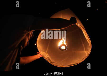 Chiang Mai, Thaïlande. 25 novembre 2015. Les touristes se rassemblent pour libérer Khom LDI (sky lantern) au cours de l'Yi Peng Festival à l'extérieur de l'Dhutanka Lanna temple à Chiang Mai. Le Kathina Lanna cérémonie se déroule autour de la Loy Krathong festival chaque année. Banque D'Images