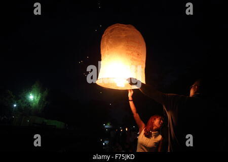 Chiang Mai, Thaïlande. 25 novembre 2015. Les touristes se rassemblent pour libérer Khom LDI (sky lantern) au cours de l'Yi Peng Festival à l'extérieur de l'Dhutanka Lanna temple à Chiang Mai. Le Kathina Lanna cérémonie se déroule autour de la Loy Krathong festival chaque année. Banque D'Images