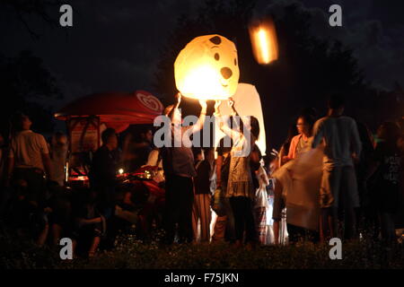 Chiang Mai, Thaïlande. 25 novembre 2015. Les touristes se rassemblent pour libérer Khom LDI (sky lantern) au cours de l'Yi Peng Festival à l'extérieur de l'Dhutanka Lanna temple à Chiang Mai. Le Kathina Lanna cérémonie se déroule autour de la Loy Krathong festival chaque année. Banque D'Images