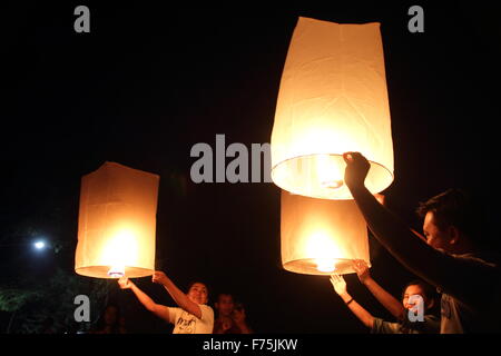 Chiang Mai, Thaïlande. 25 novembre 2015. Les touristes se rassemblent pour libérer Khom LDI (sky lantern) au cours de l'Yi Peng Festival à l'extérieur de l'Dhutanka Lanna temple à Chiang Mai. Le Kathina Lanna cérémonie se déroule autour de la Loy Krathong festival chaque année. Banque D'Images