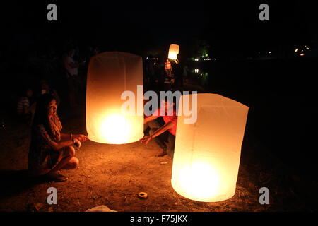 Chiang Mai, Thaïlande. 25 novembre 2015. Les touristes se rassemblent pour libérer Khom LDI (sky lantern) au cours de l'Yi Peng Festival à l'extérieur de l'Dhutanka Lanna temple à Chiang Mai. Le Kathina Lanna cérémonie se déroule autour de la Loy Krathong festival chaque année. Banque D'Images