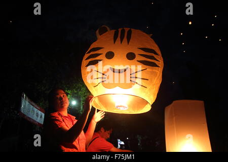 Chiang Mai, Thaïlande. 25 novembre 2015. Les touristes se rassemblent pour libérer Khom LDI (sky lantern) au cours de l'Yi Peng Festival à l'extérieur de l'Dhutanka Lanna temple à Chiang Mai. Le Kathina Lanna cérémonie se déroule autour de la Loy Krathong festival chaque année. Banque D'Images