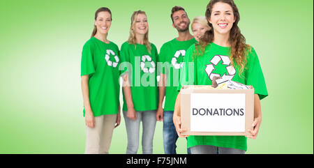 Image composite de personnes en symbole de recyclage tshirts avec boîte de donation Banque D'Images