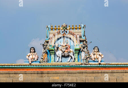 La crête de toit avec détails colorés typiques dieu hindou sculptures, Kapaleeswarar Temple, un temple hindou de Shiva de Mylapore, Chennai, Tamil Nadu, Inde Banque D'Images