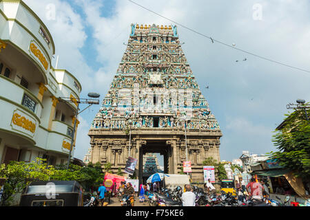 Entrée du Temple Kapaleeswarar ornée généralement, un temple hindou de Shiva situé à Mylapore, Chennai, Tamil Nadu, Inde du sud Banque D'Images