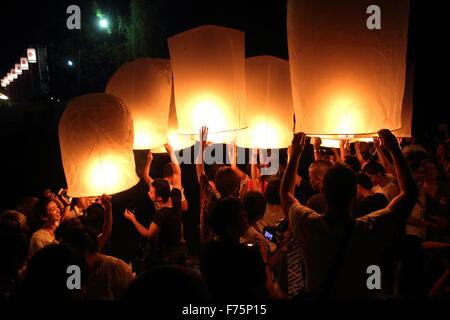 Chiang Mai, Thaïlande. 25 novembre 2015. Les touristes se rassemblent pour libérer Khom LDI (sky lantern) au cours de l'Yi Peng Festival à l'extérieur de l'Dhutanka Lanna temple à Chiang Mai. Le Kathina Lanna cérémonie se déroule autour de la Loy Krathong festival chaque année. Banque D'Images