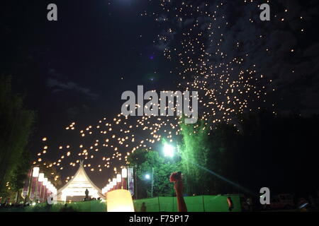 Chiang Mai, Thaïlande. 25 novembre 2015. Les touristes se rassemblent pour libérer Khom LDI (sky lantern) au cours de l'Yi Peng Festival à l'extérieur de l'Dhutanka Lanna temple à Chiang Mai. Le Kathina Lanna cérémonie se déroule autour de la Loy Krathong festival chaque année. Banque D'Images