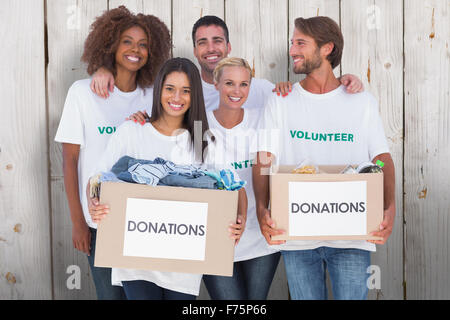 Libre de groupe de volontaires détenant des boîtes de dons de vêtements Banque D'Images