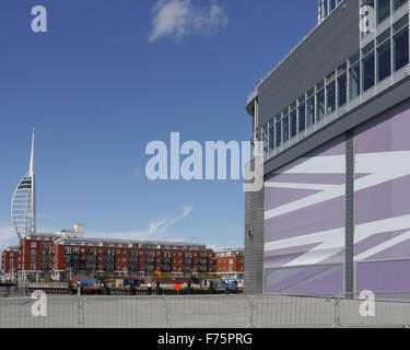 La Land Rover, Ben Ainslie Racing de l'AC, de l'assiette de l'équipe BAR, avec les quais de Gunwharf et de la tour Spinnaker dans l'arrière-plan Banque D'Images