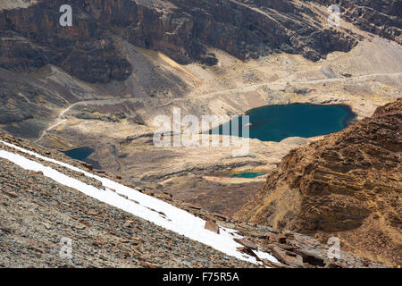 Les lacs colorés sous le pic de Chacaltaya dans les Andes Boliviennes. Banque D'Images