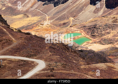 Les lacs colorés sous le pic de Chacaltaya dans les Andes Boliviennes. Banque D'Images