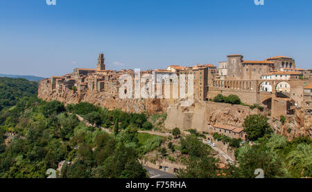 Pitigliano se dresse sur un rocher de tuf cliff Banque D'Images