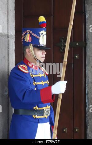 Protections sur watch à l'extérieur de la région de Carondelet la Plaza Grande, Quito, Équateur Banque D'Images