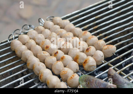 Les boulettes de viande sur des brochettes de métal d'être grillé sur un barbecue Banque D'Images