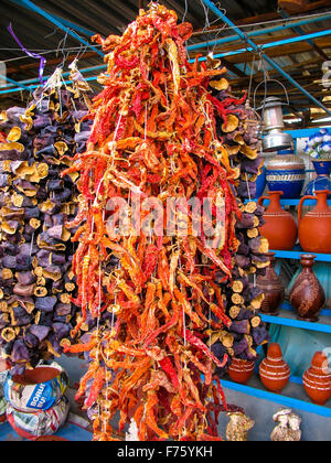 Légumes secs colorés traditionnels dans une boutique de la rue, Turquie Banque D'Images