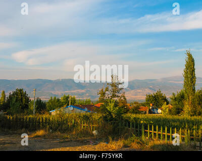 Petit village typique dans les plaines de la Turquie Banque D'Images