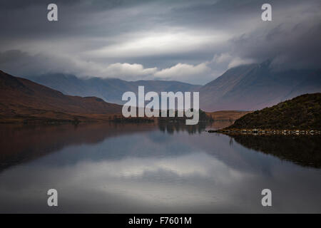 L'automne sur Rannoch Moor, Lochan na h- Achlaise et le Mont Noir sous les nuages de pluie faible, Highlands, Scotland Banque D'Images