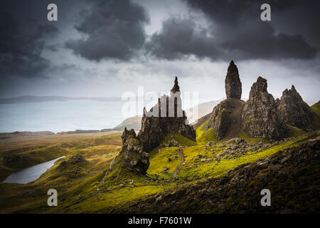 Pluie nuages sombres sur le vieil homme de la péninsule de Trotternish, Storr, île de Skye, Écosse Banque D'Images