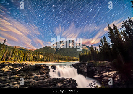 Les stars de l'automne qui s'élève au-dessus de Mont Kerkeslin et les chutes Athabasca dans le parc national Jasper, Alberta, un soir avec une cire q Banque D'Images